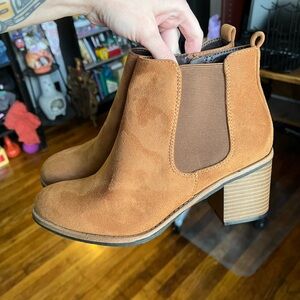 NWOT Women’s 8.5 Sonoma Brown Faux Suede Heeled Ankle Booties With Ortholite